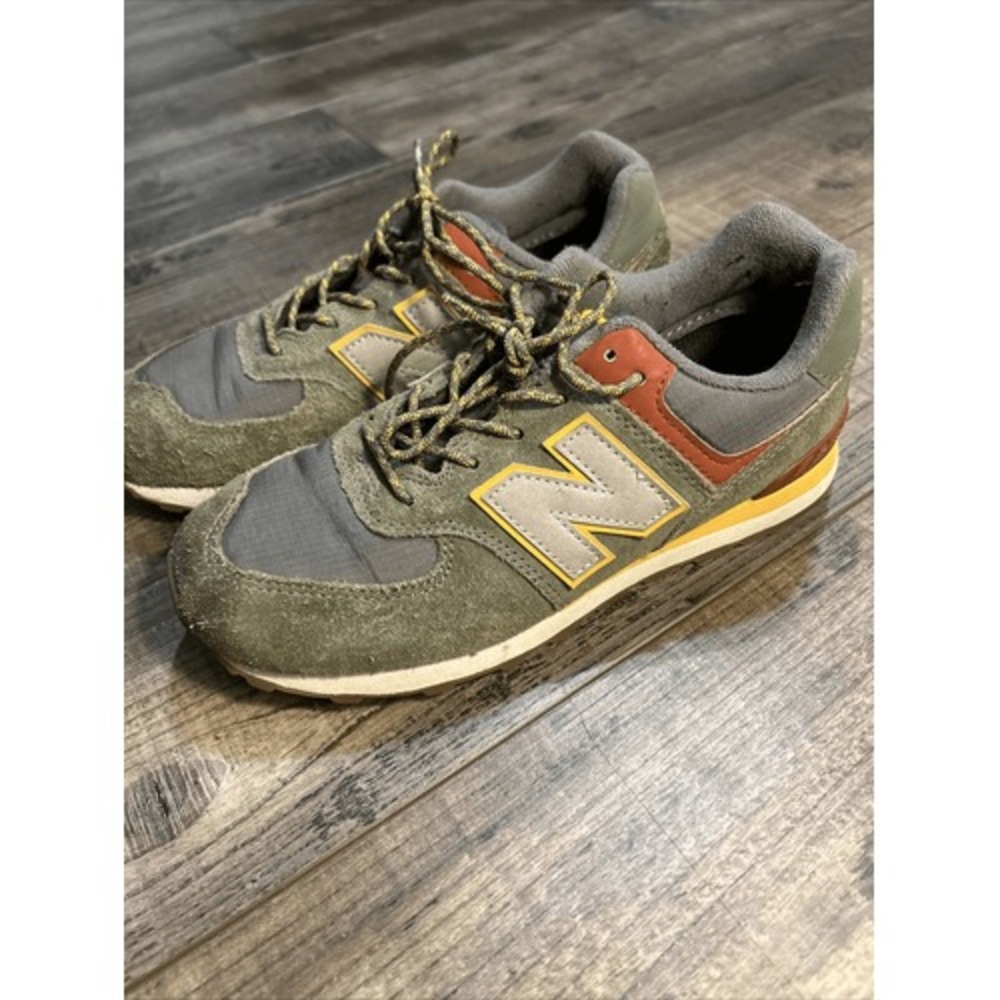 New Balance 574 Boys Green Suede Shoes Size 4 Looks Like boba fett Colors
